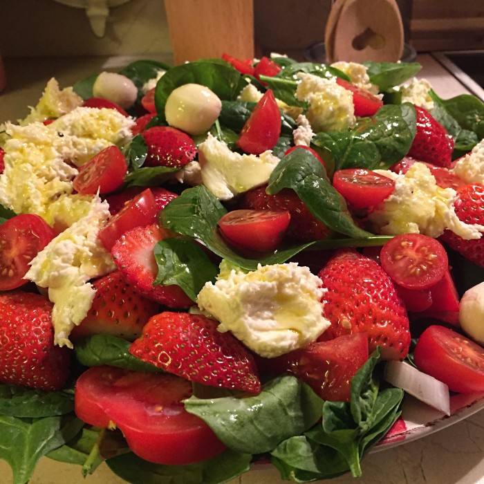 Salat-mit-Mozzarella-und-Erdbeeren-1