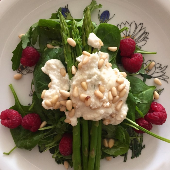 Spargel-Spinat-Salat-mit-honigglasiertem-Ziegenkäse-Pinienkernen-und Himbeeren-2