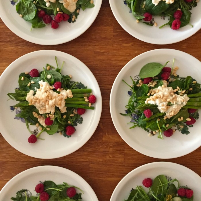 Spargel-Spinat-Salat-mit-honigglasiertem-Ziegenkäse-Pinienkernen-und Himbeeren-1