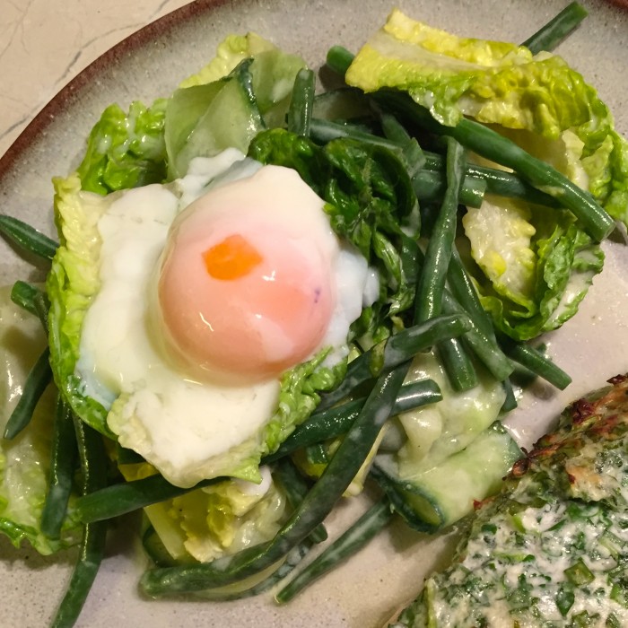 Fisolen-Gurken-Salat-mit-Onsen-Ei
