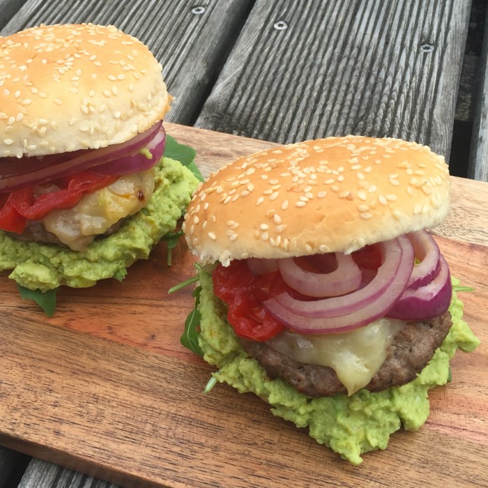 Cheddarcheese-Burger-mit-Guacamole-1