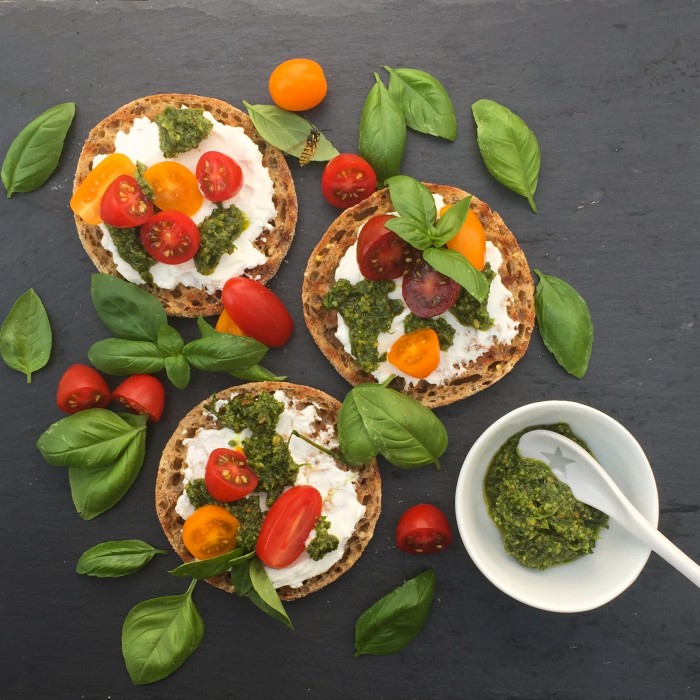 Bruschetta-mit-Ziegnfrischkäse-und-Pistazienpesto-1