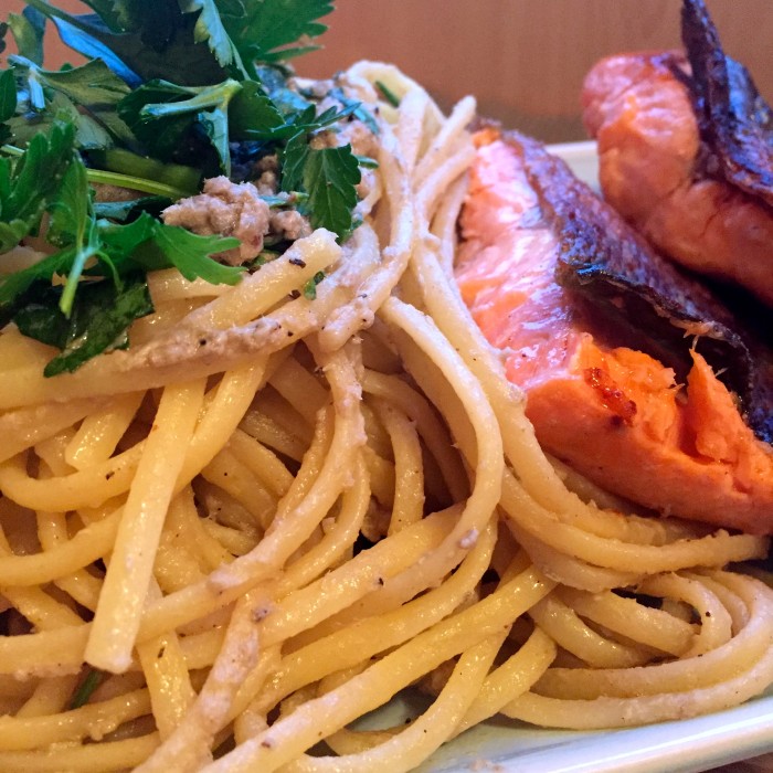 Lachsforellenfilet-an-Pasta-aglio-e-olio-mit-frischen-Ölsardinen-1