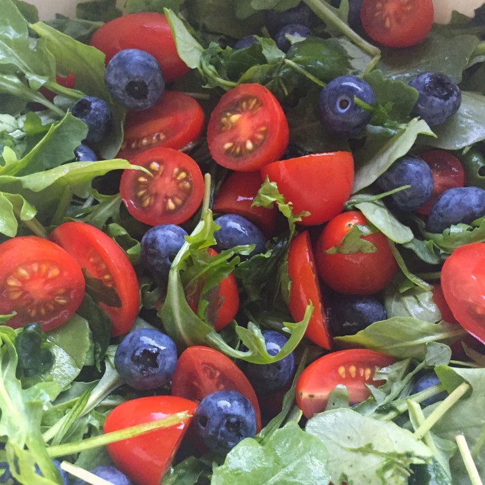 Beiried vom Grill mit einem fruchtig-cremigem Paradeis-Heidelbeer-Salat ...