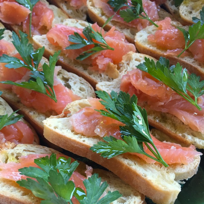 Crostini-mit-in-Mango-gebeizter-Lachsforelle-1