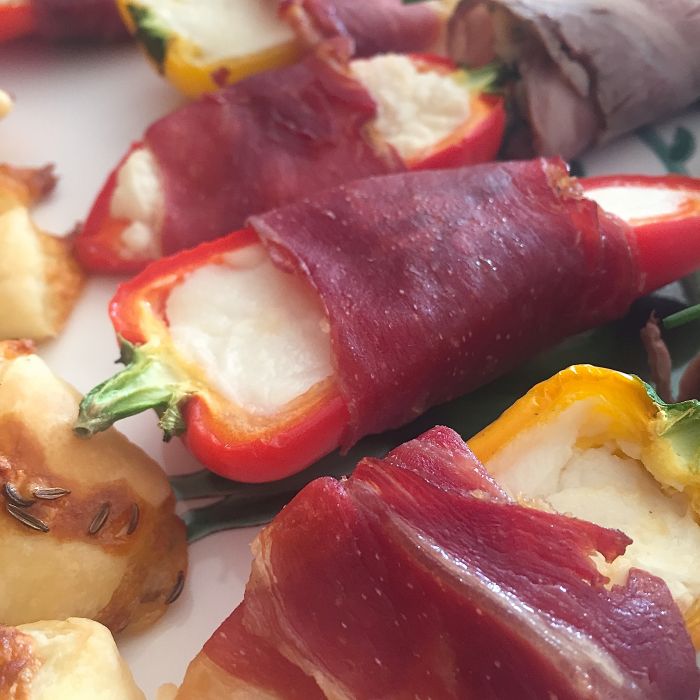 Zwerg-Paprika mit Ziegenkäsefüllung im Serranomantel | Die Kücheninsel